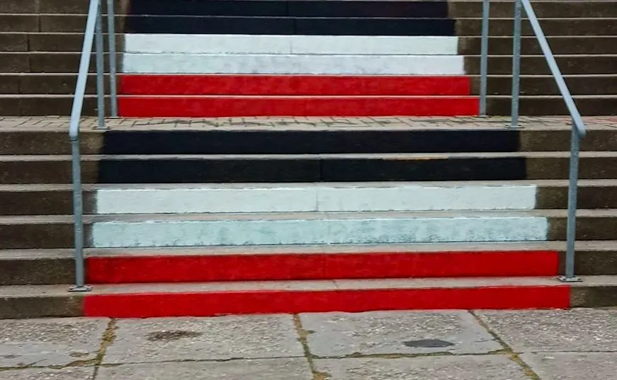 Schody w niemieckiej szkole po przemalowaniu na kolory Rzeszy
