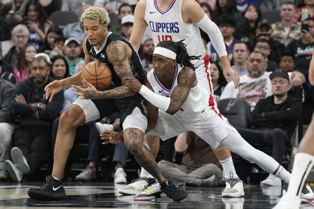 19 punktów, 7 asyst i 5 zbiórek Sochana. Wembanyama zaliczył double-double