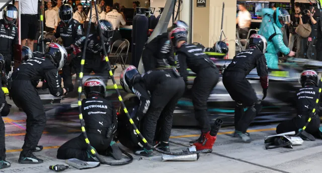 Lewis Hamilton: Nie wiem, kto bardziej zawodzi - ja, czy samochód