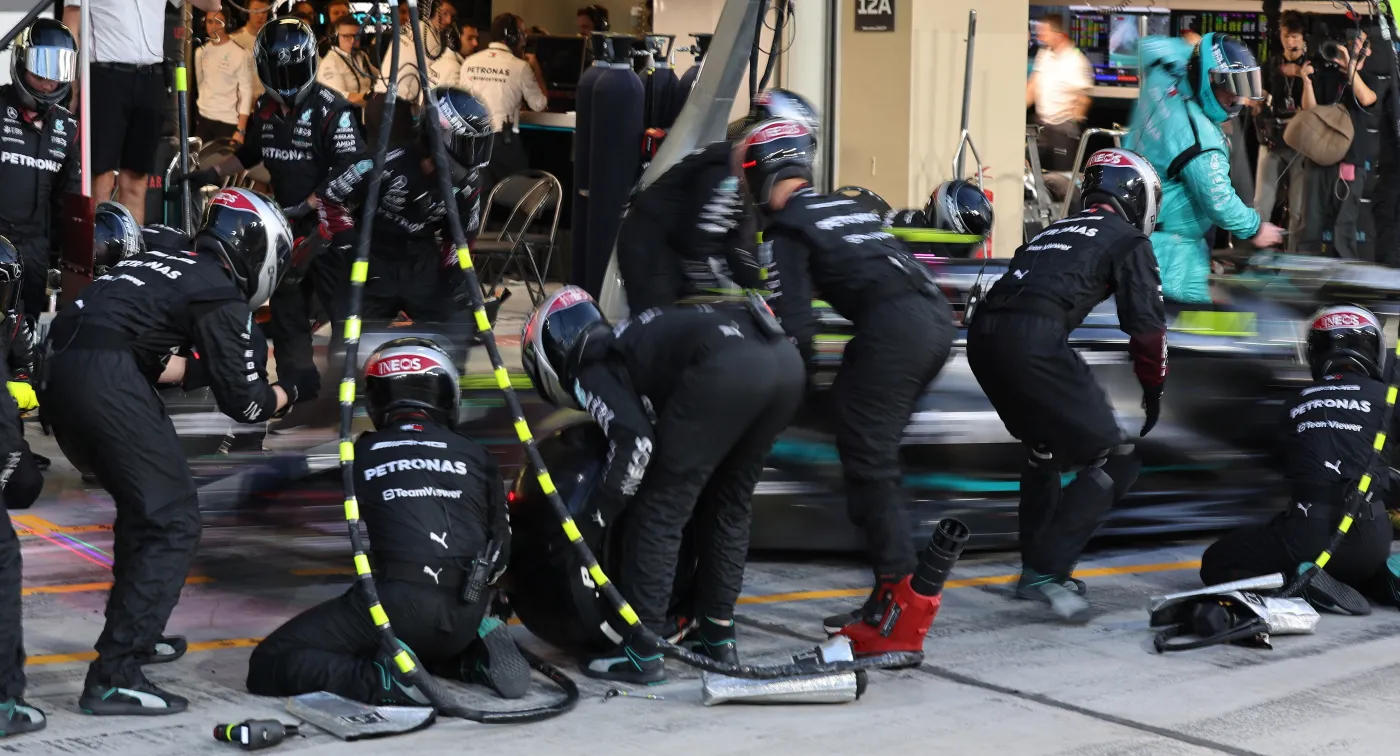 Lewis Hamilton: Nie wiem, kto bardziej zawodzi - ja, czy samochód