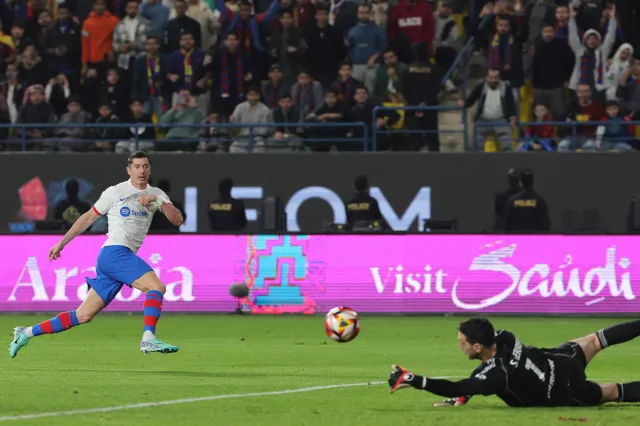 Lewandowski trafił w Superpucharze Hiszpanii. Barcelona w finale zagra z Realem Madryt [WIDEO]