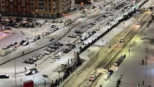 Sieć zalały zdjęcia. Rosjanie ustawiają się w kolejkach, by poprzeć... nie, nie Putina