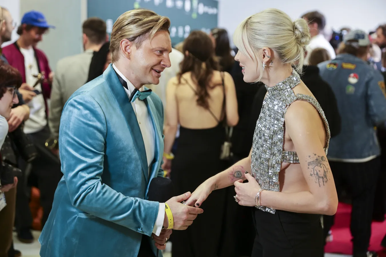 Gwiazdy na gali rozdania Fryderyków 2024.  Daria Zawiałow w skąpym srebrnym topie