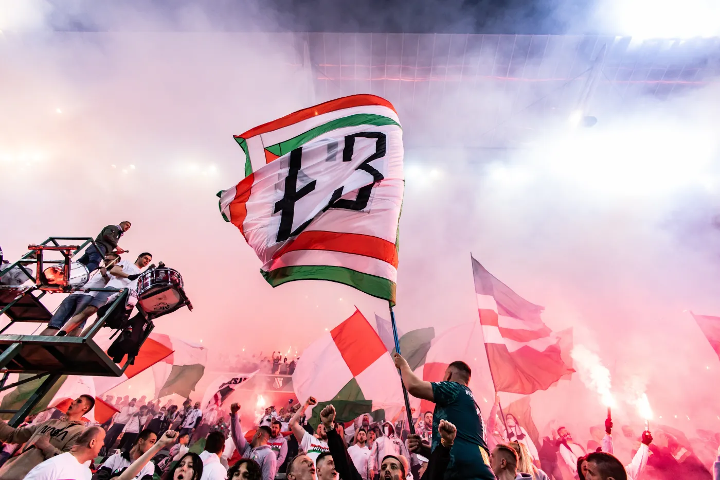 mariusz-piekarski-uwaza-ze-kibice-beda-12-zawodnikiem-legii-38149036.jpg