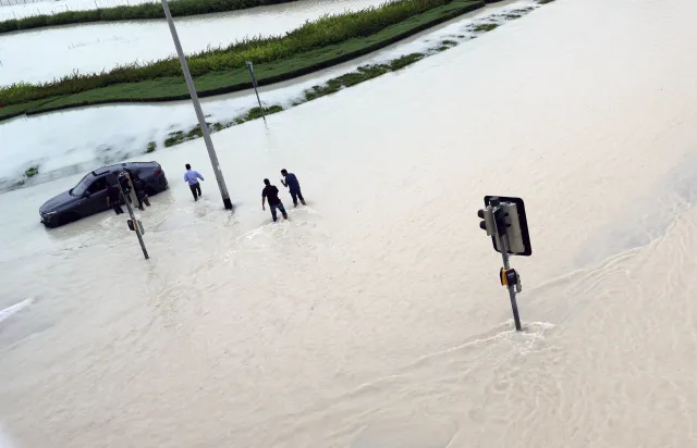 Błyskawiczna powódź w Dubaju. Historyczna burza sparaliżowała miasto