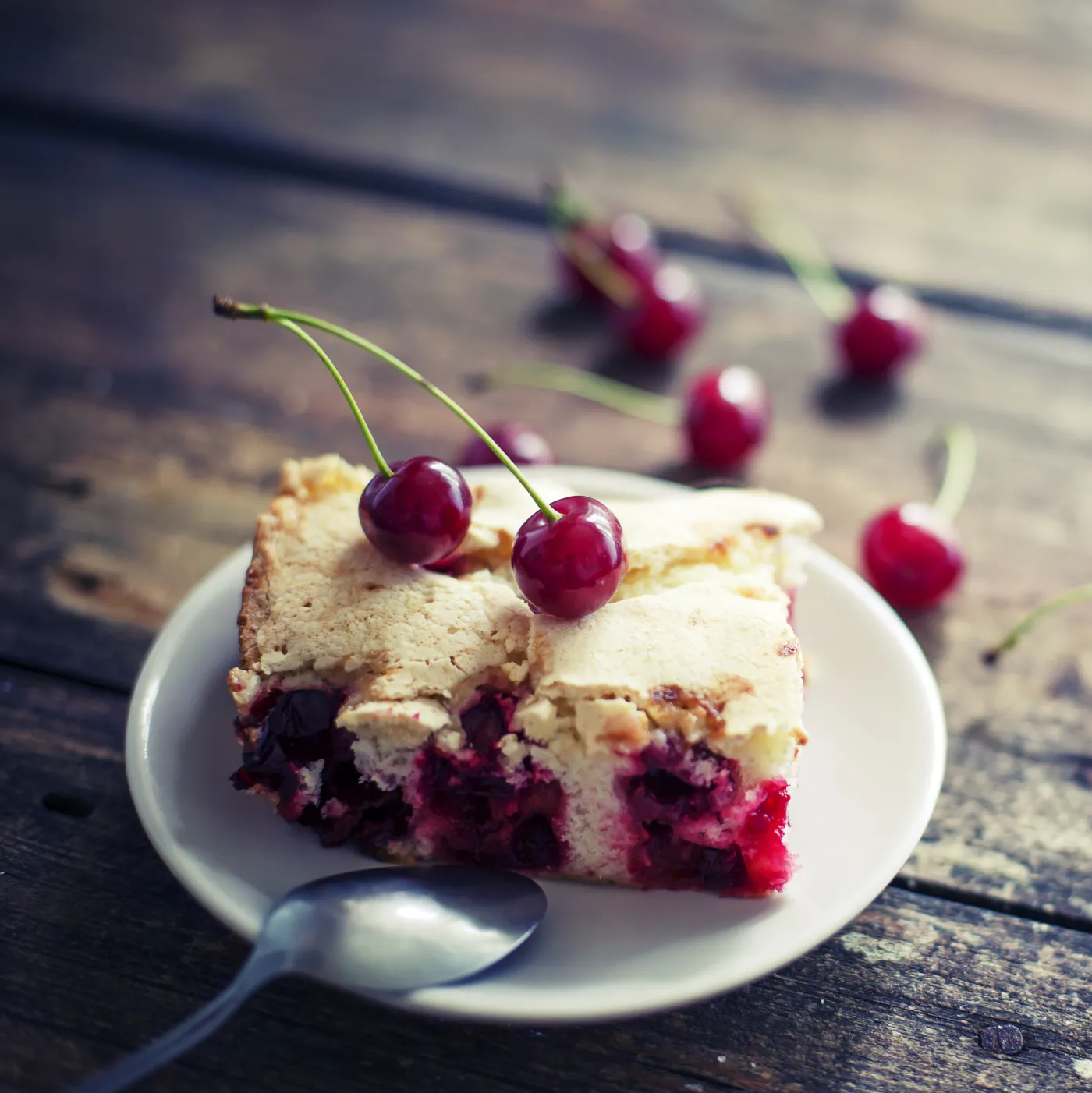 Cherry,Sponge,Cake/cherry,Cake,And,Slices,Of,Cherry,Cake,On