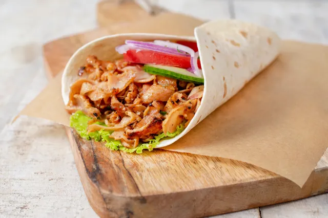 Polacy kochają kebab! Ale już niedługo może zniknąć z kulinarnej mapy Polski