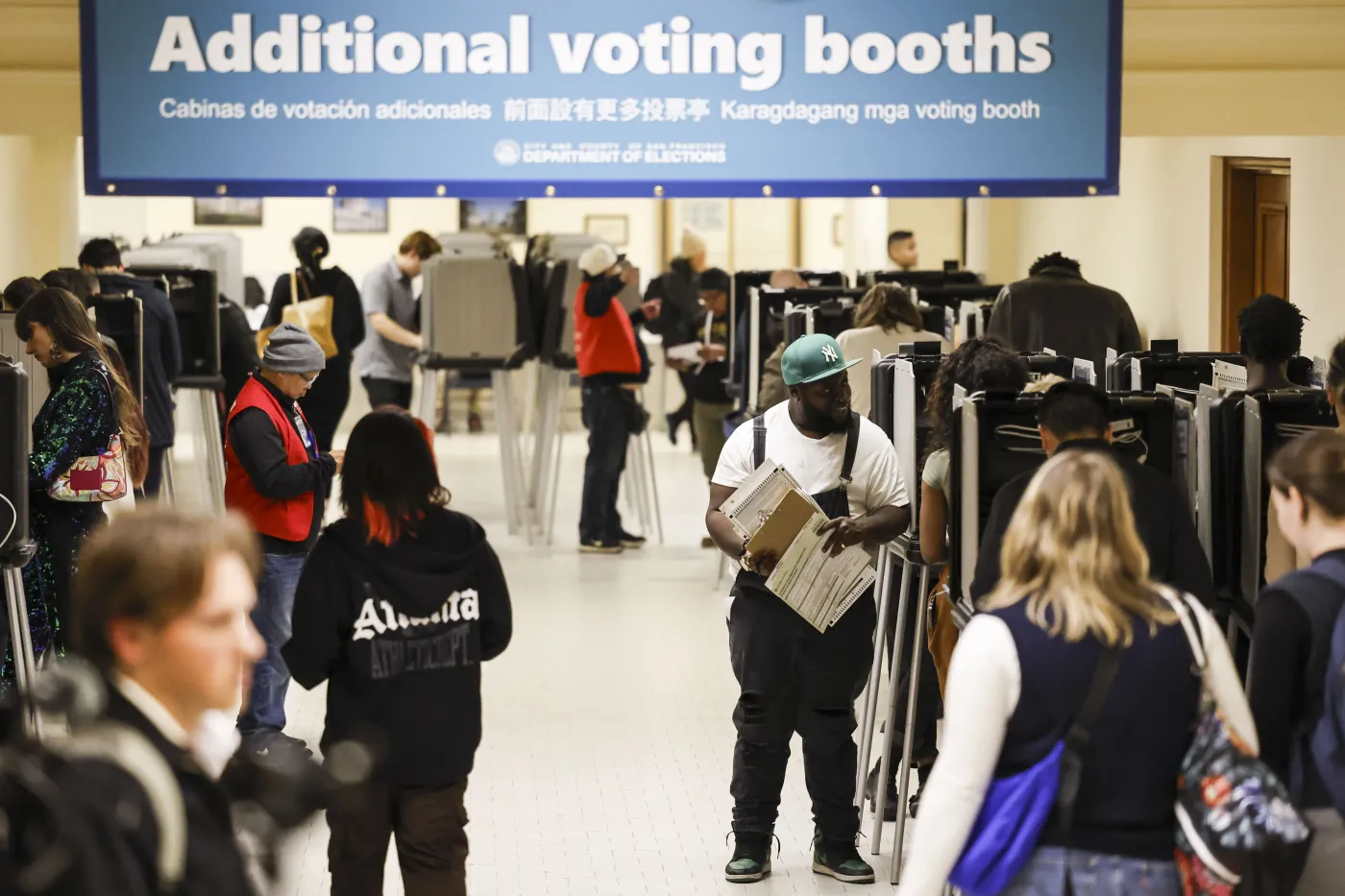 Amerykanie głosują. Rekordowa frekwencja w kluczowych stanach