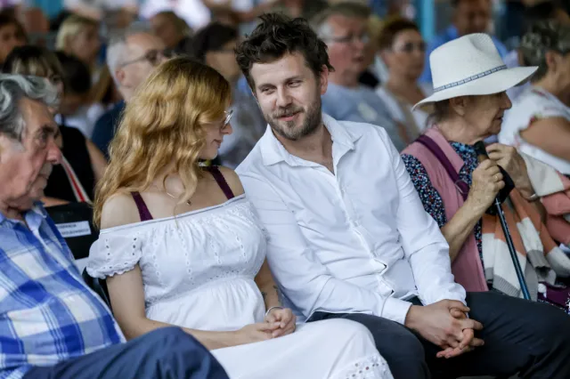 Antoni Królikowski i Izabela pokazali córkę. Pochwalili się zdjęciami ze spaceru