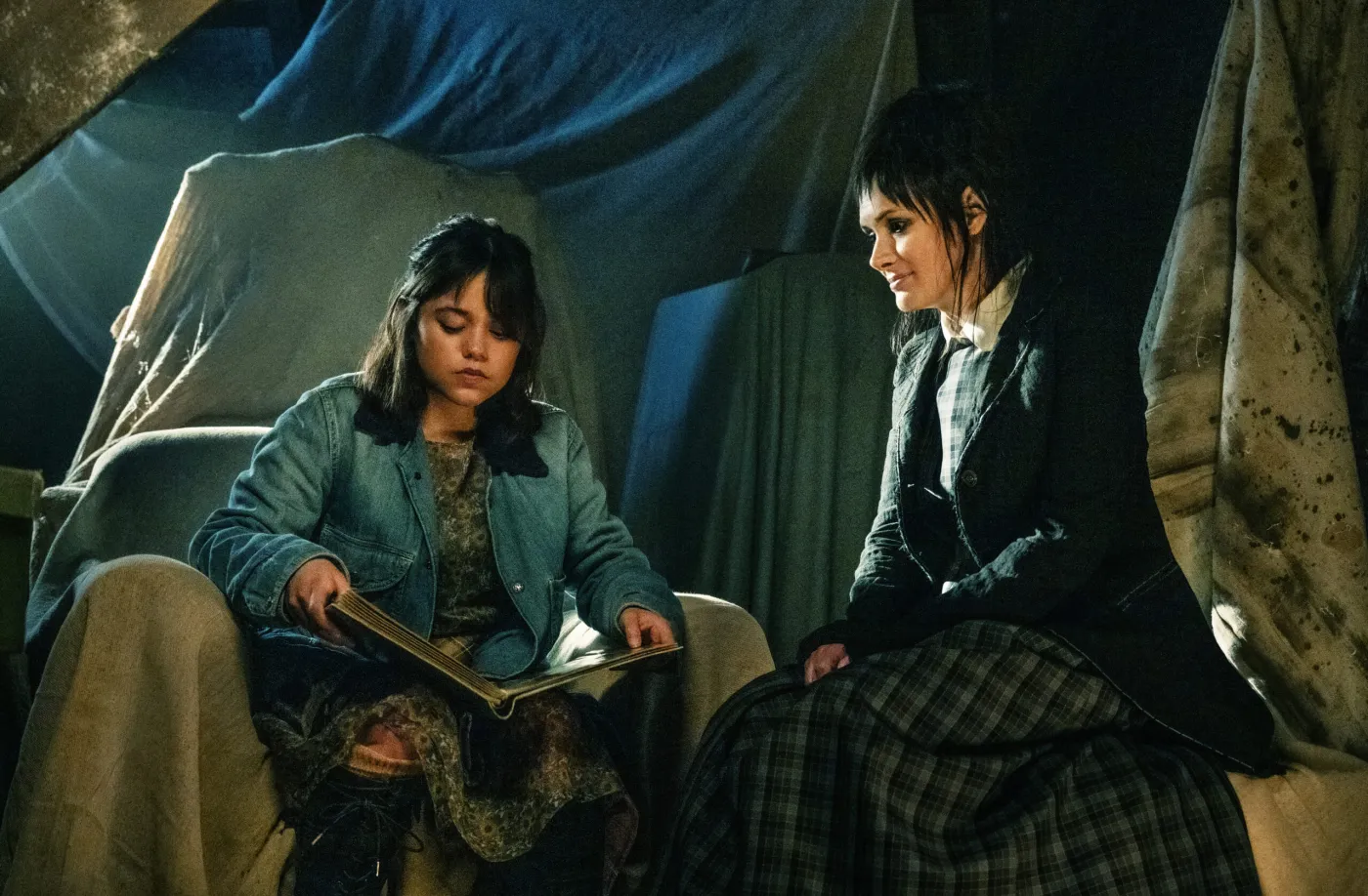 Jenna Ortega i Winona Ryder w filmie "Beetlejuice Beetlejuice"