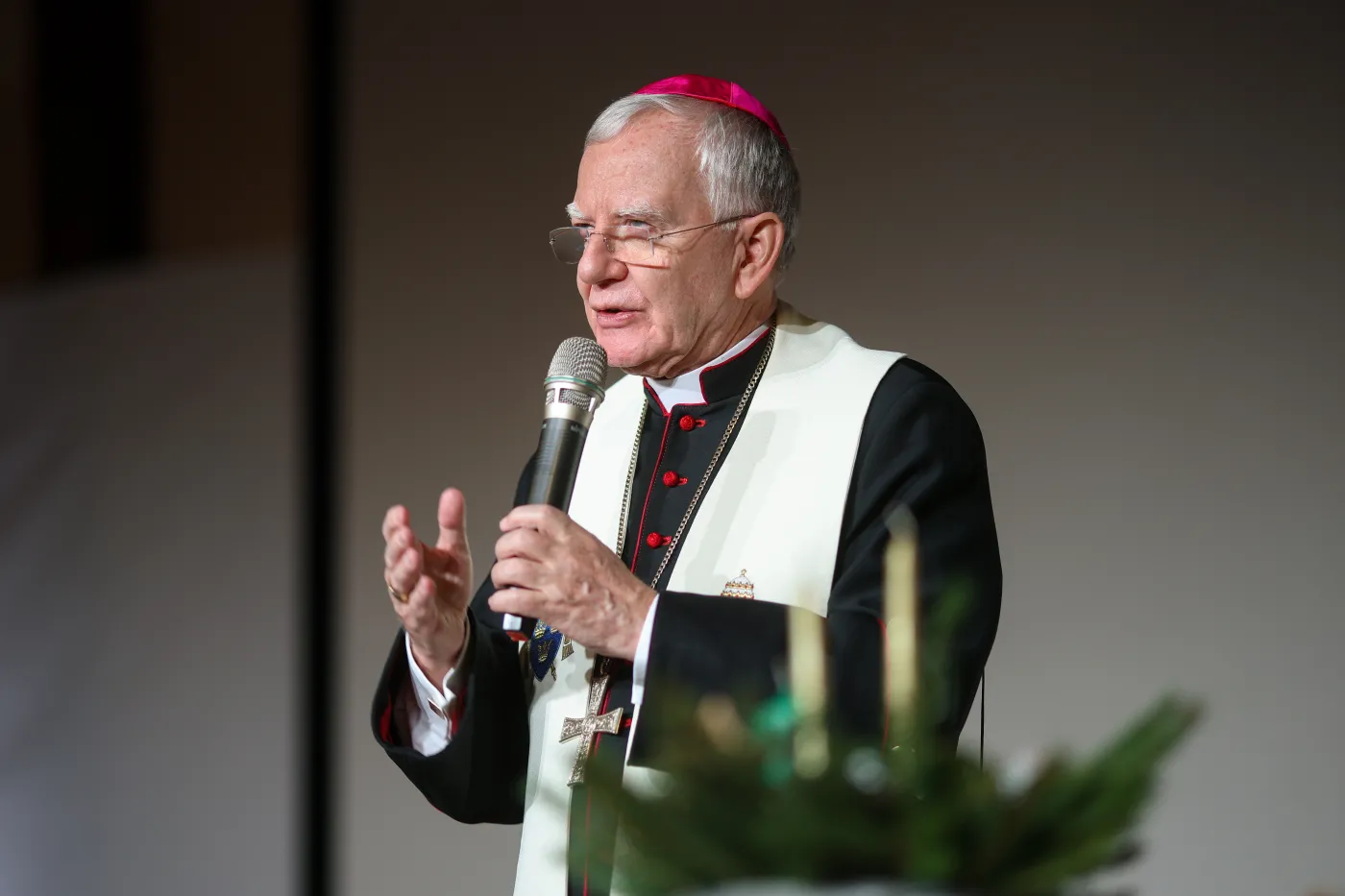 Abp Jędraszewski oskarża MEN o zamykanie drzwi Chrystusowi w szkołach