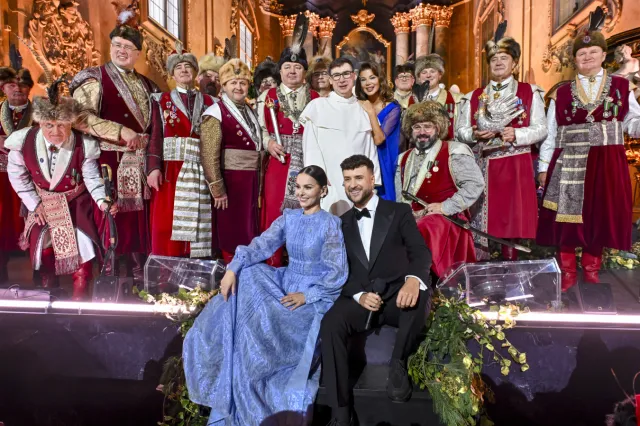 Kreacje gwiazd podczas kolędowania z Polsatem. Rodowicz, Górniak, Jeżowska w niebieskościach [FOTO]