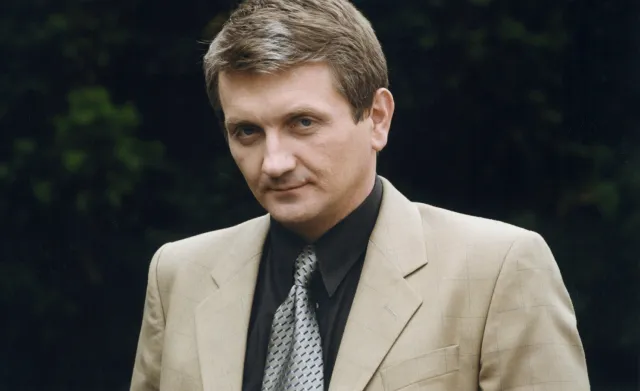 Tak wygląda słynny czarny charakter z "Plebanii".  Serialowy Tracz był na premierze filmu [FOTO]