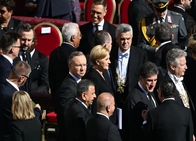 Światowi przywódcy żegnają papieża. Andrzej Duda z małżonką w Watykanie