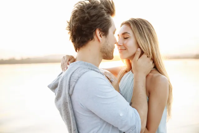 "Ten pierwszy raz". Specjalista o tym, jak rozmawiać o inicjacji przed wakacjami [ROZMOWA]