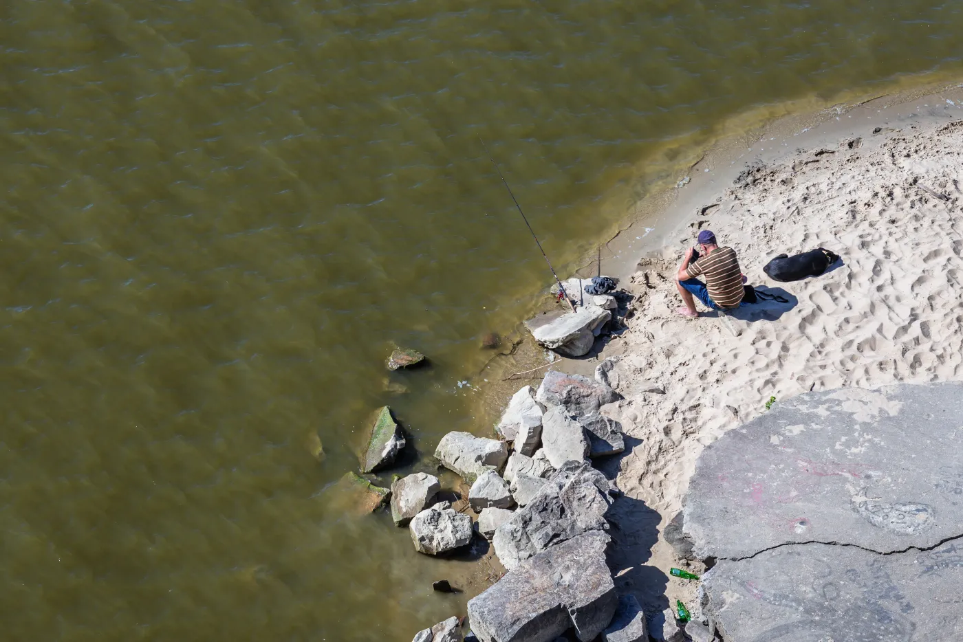 Wędkarz zamiast ryby przyniósł z połowów średniowieczny miecz  