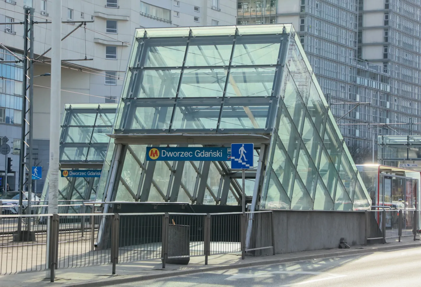 Znowu awaria w warszawskim metrze. Dym na jednej ze stacji