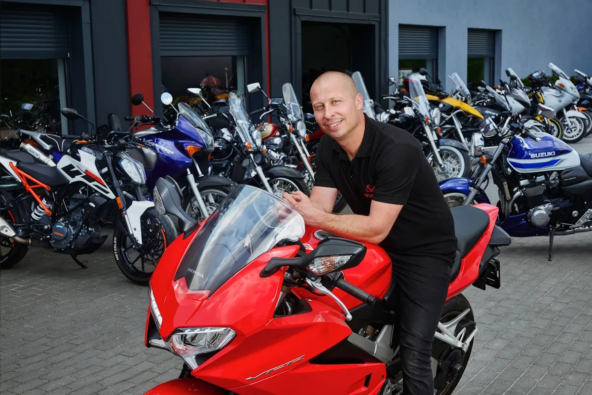 Ekonomia pasji. Motocyklowy e-commerce, który działa w praktyce