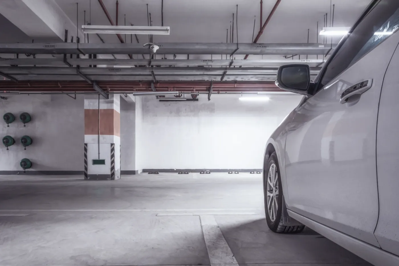 Ważna zmiana w prawie mieszkaniowym. Samorządy zdecydują o parkingach. Ustawa u prezydenta