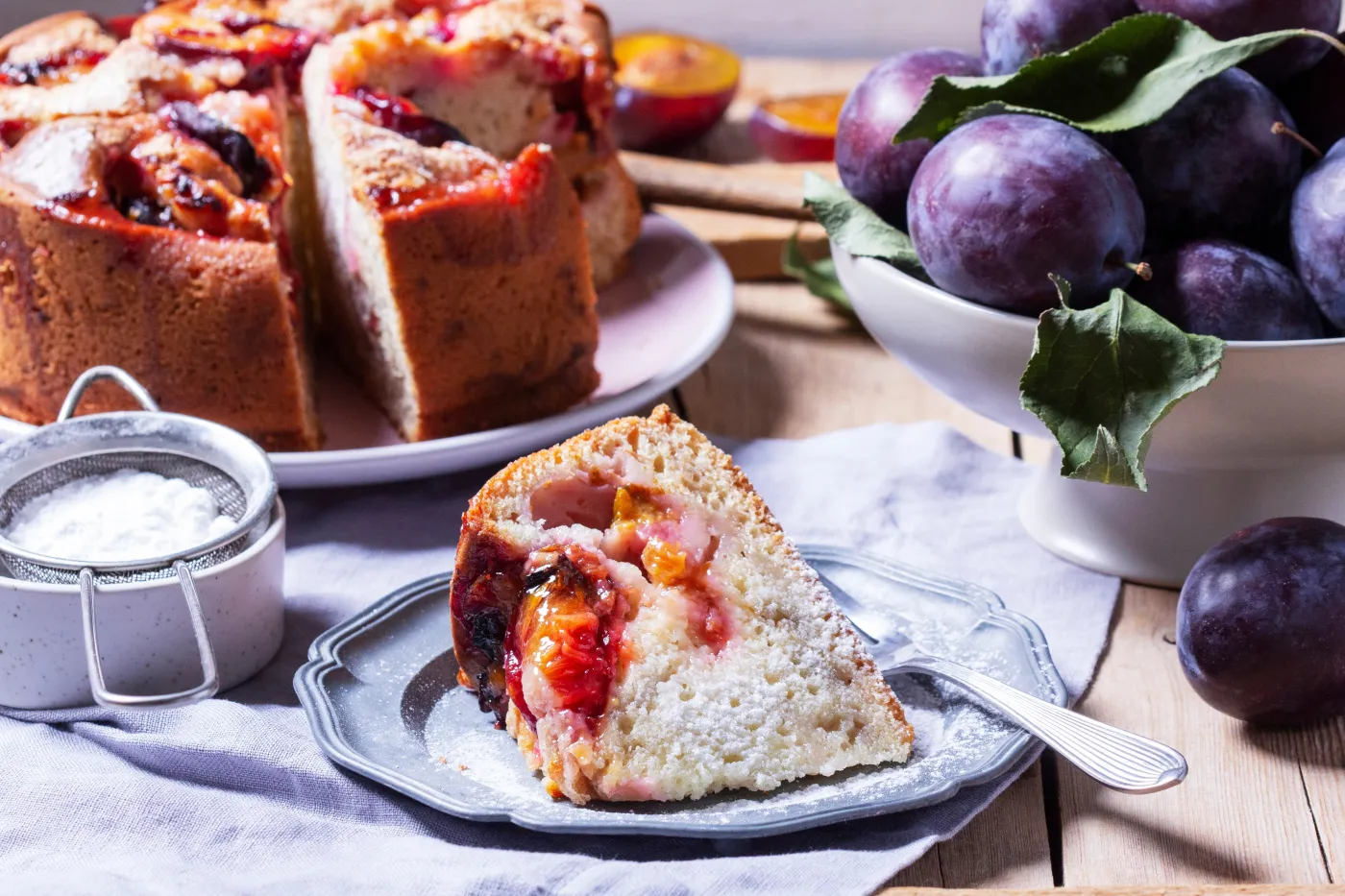 Błyskawiczny placek ze śliwkami z przepisu Ewy Wachowicz. Obłędnie pyszny i prosty