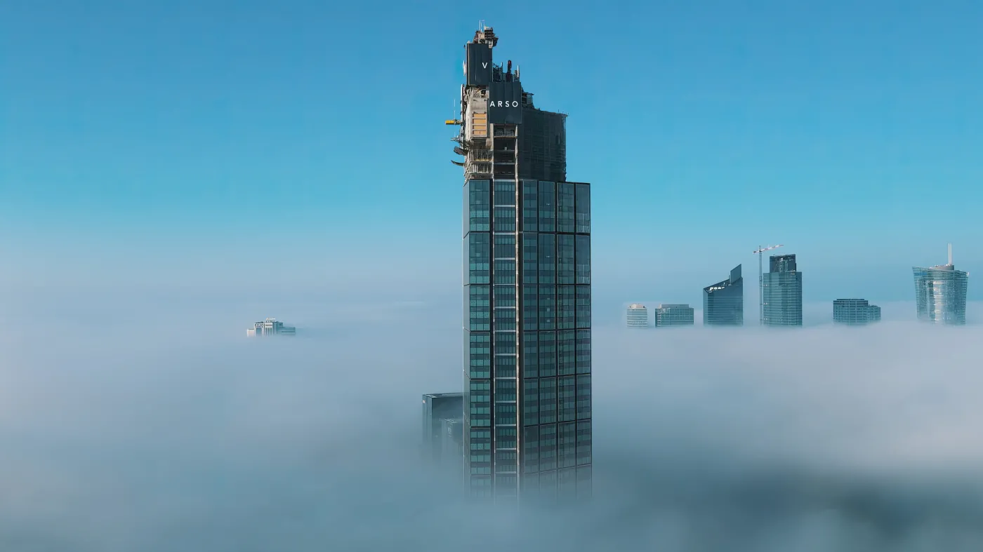 Wizualizacja CGI budynku Varso Tower w serialu "Euroinżynieria"