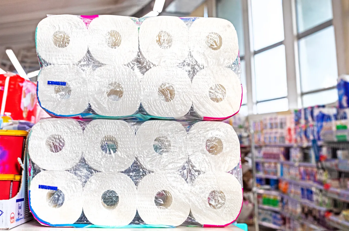 Trik z papierem toaletowym w lodówce. Ma mieć bardzo praktyczne zastosowanie