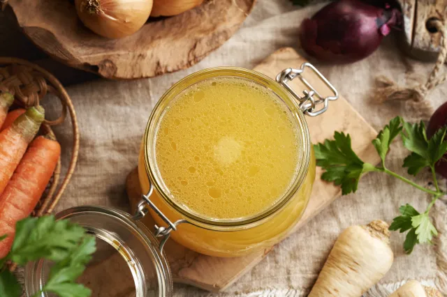 Jak zrobić klarowny rosół? Pamiętaj o tych 4 prostych zasadach