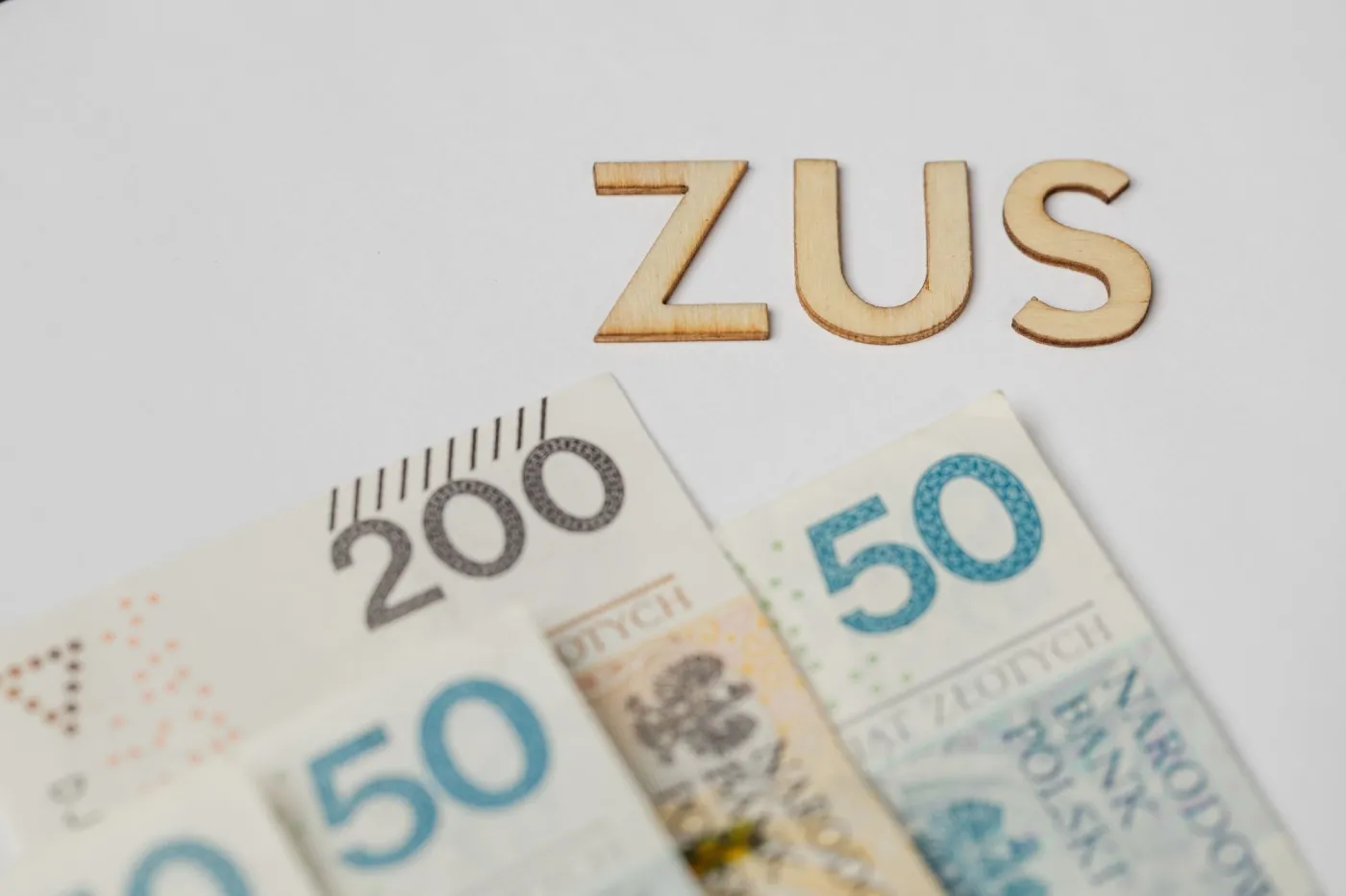 Renta socjalna 2025 r. Ile wynosi, jakie są dodatki?