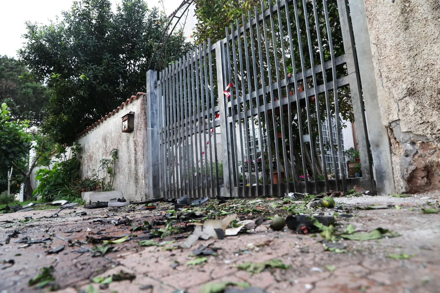 Dwa samochody wyleciały w powietrze. Bomba pod domem znanego dziennikarza