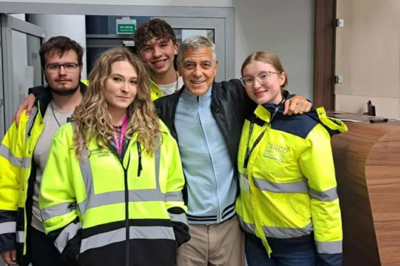 george-clooney-chetnie-pozowal-do-zdjec-na-lotnisku-w-lodzi-38921260.png