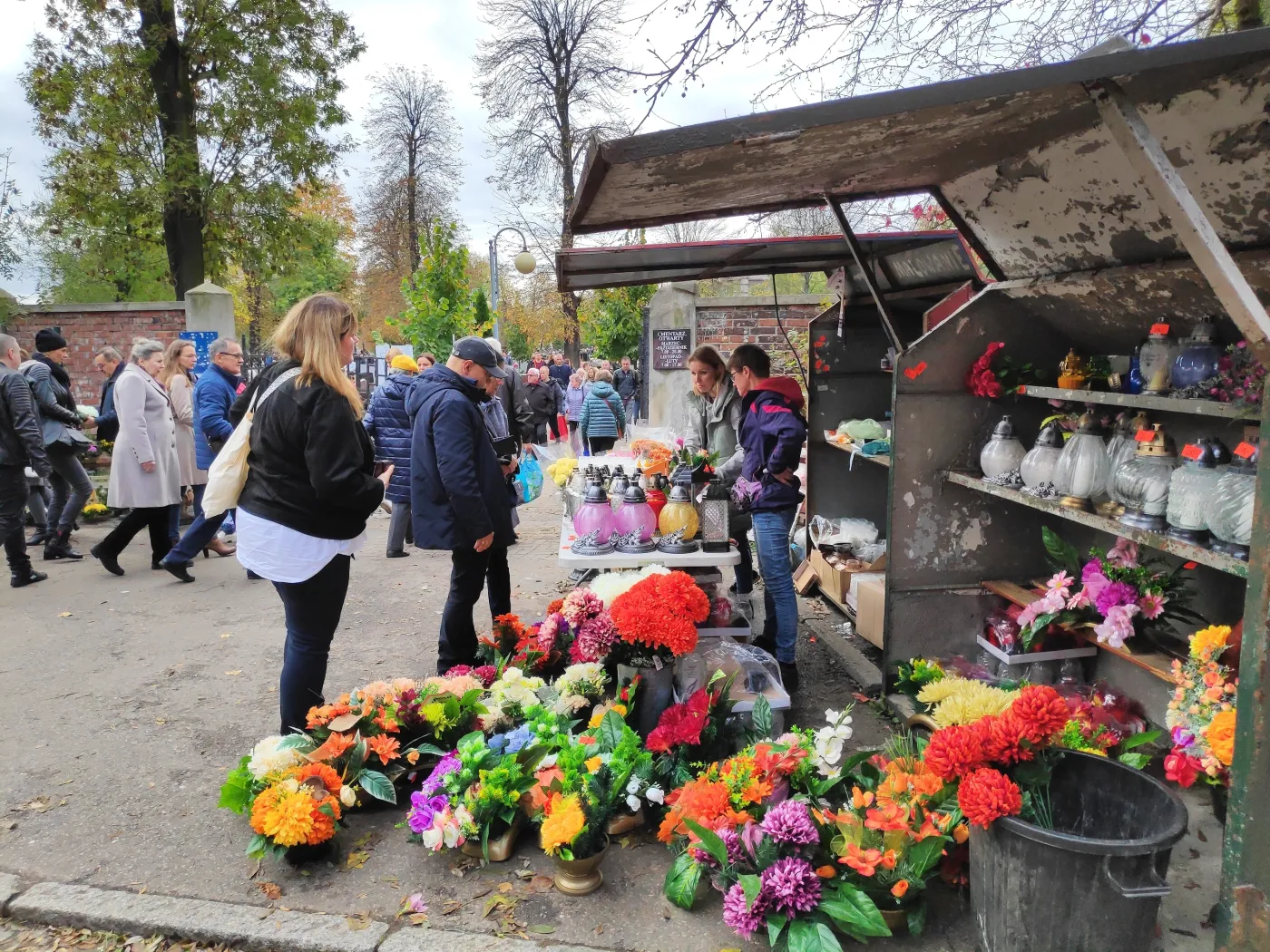Czy 1 listopada są otwarte sklepy? Jakie sklepy są otwarte w Dzień Wszystkich Świętych? Czy tego dnia zrobimy zakupy?