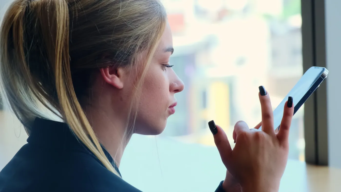 Lęk przed utraconym życiem. Czym jest FOMO i jak sobie z nim radzić?