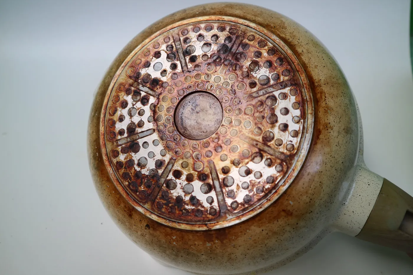 Rewelacyjny sposób na wyczyszczenie patelni. Będzie jak nowa