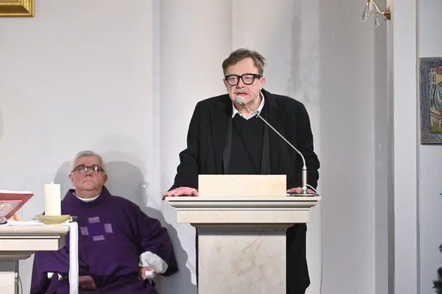 Olaf Lubaszenko przejmująco pożegnał swojego ojca. O to poprosił żałobników