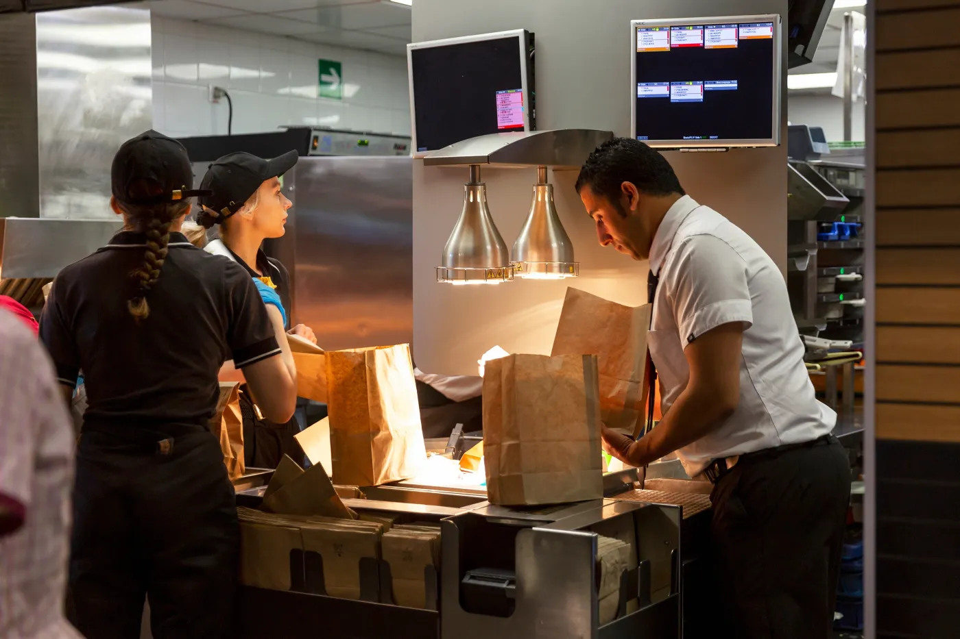 Sieci fast food szukają pracowników. Zarobki mogą zaskoczyć. To nawet 16 tys. zł