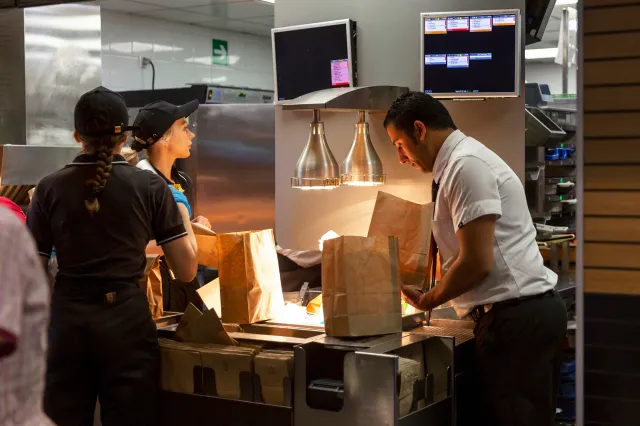 Sieci fast food szukają pracowników. Zarobki mogą zaskoczyć. To nawet 16 tys. zł