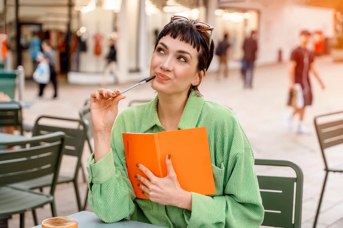 Kobieta zastanawia się nad poprawnym zapisem trudnego wyrazu
