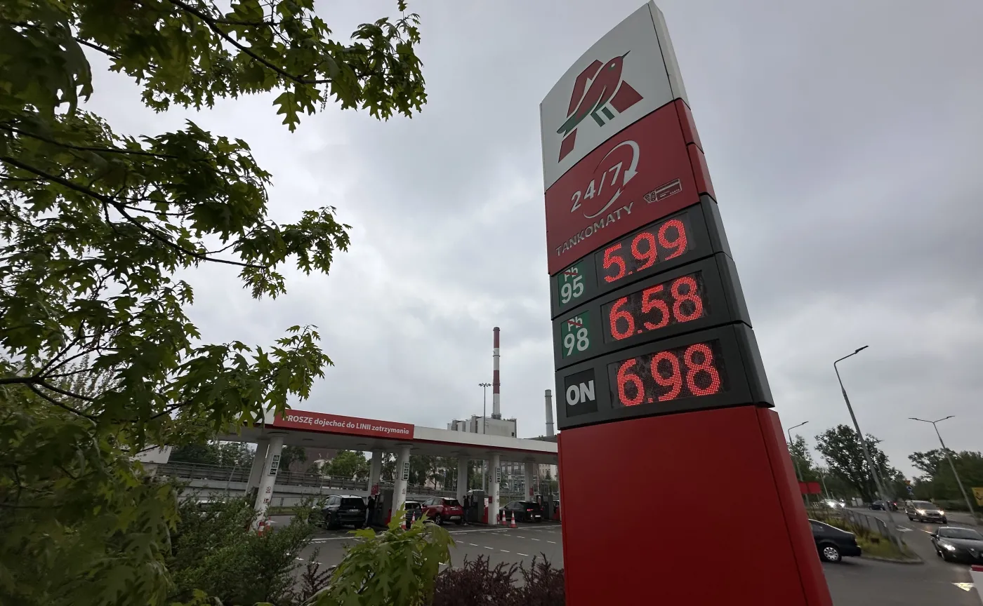 stacja-paliw-auchan-benzyna-95-w-promocji-kosztuje-599-zll-39138924.jpeg