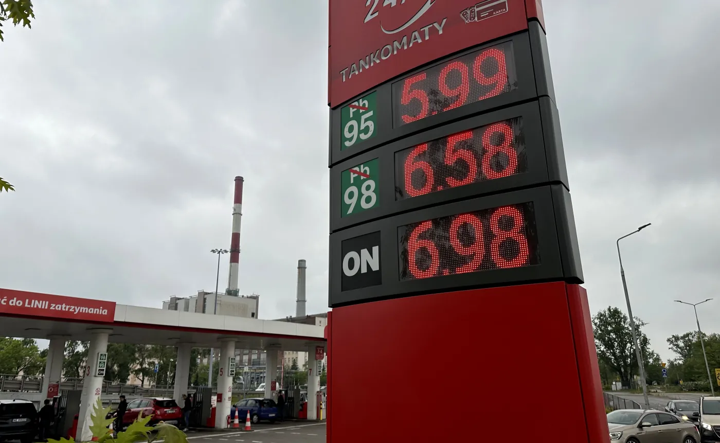 Stacja paliw Auchan - benzyna 95 w promocji kosztuje 5,99 zł/l