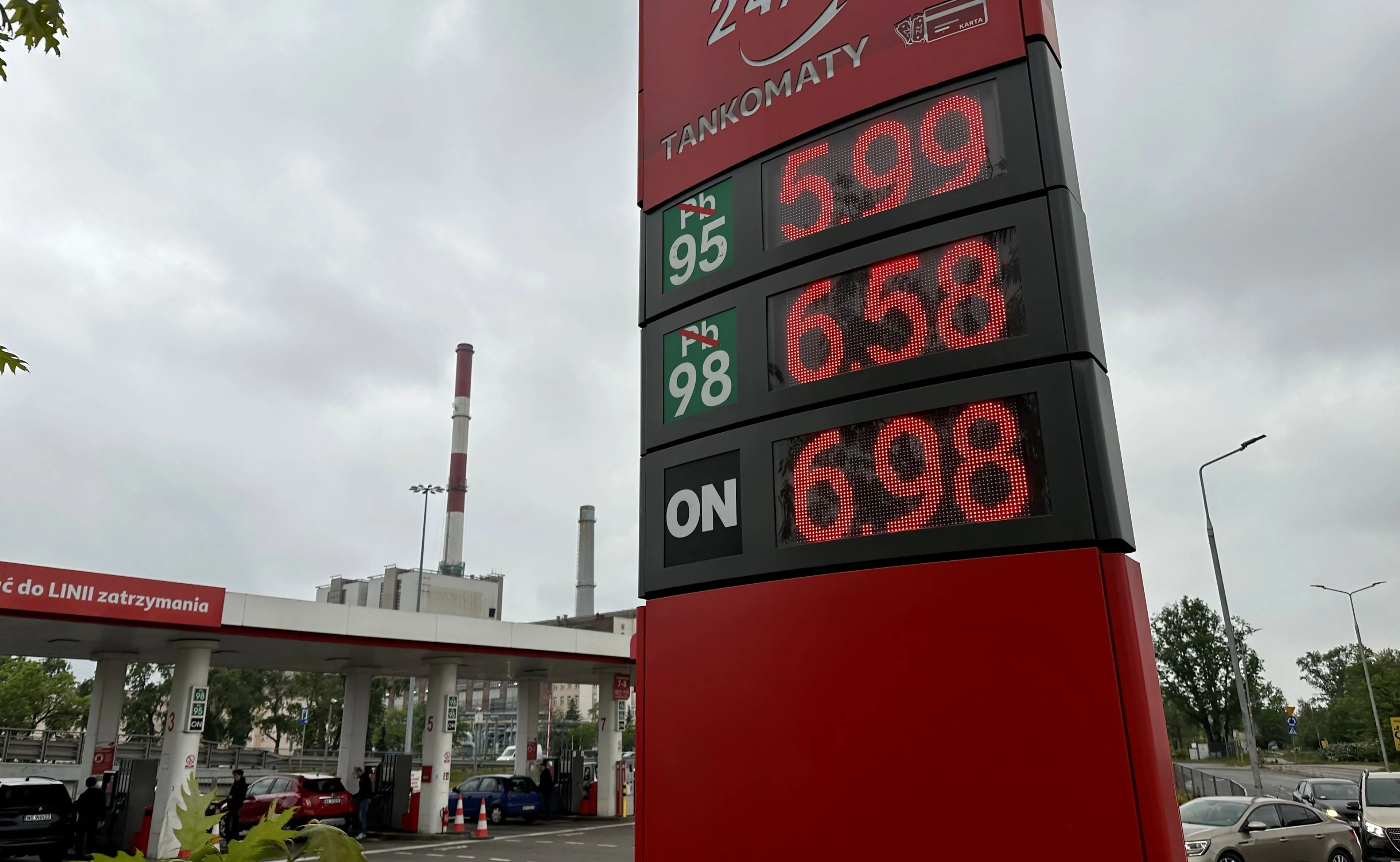 Wielkie tankowanie za 5,99 zł. Na tych stacjach benzyna 95 jest najtańsza. Oto najnowsze zestawienie