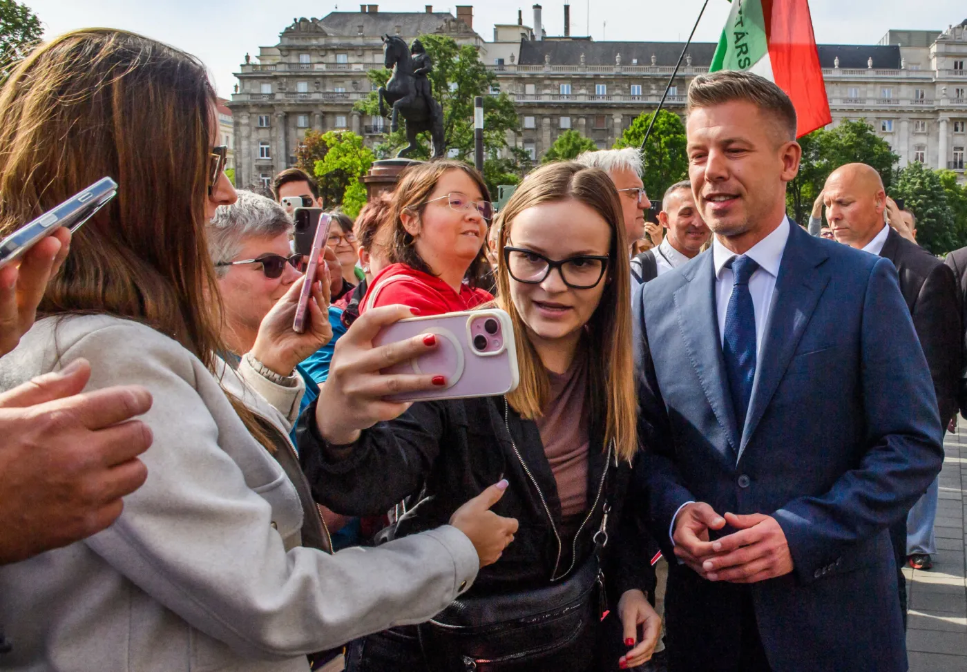 Peter Magyar ze swoimi sympatykami przed siedzibą parlamentu