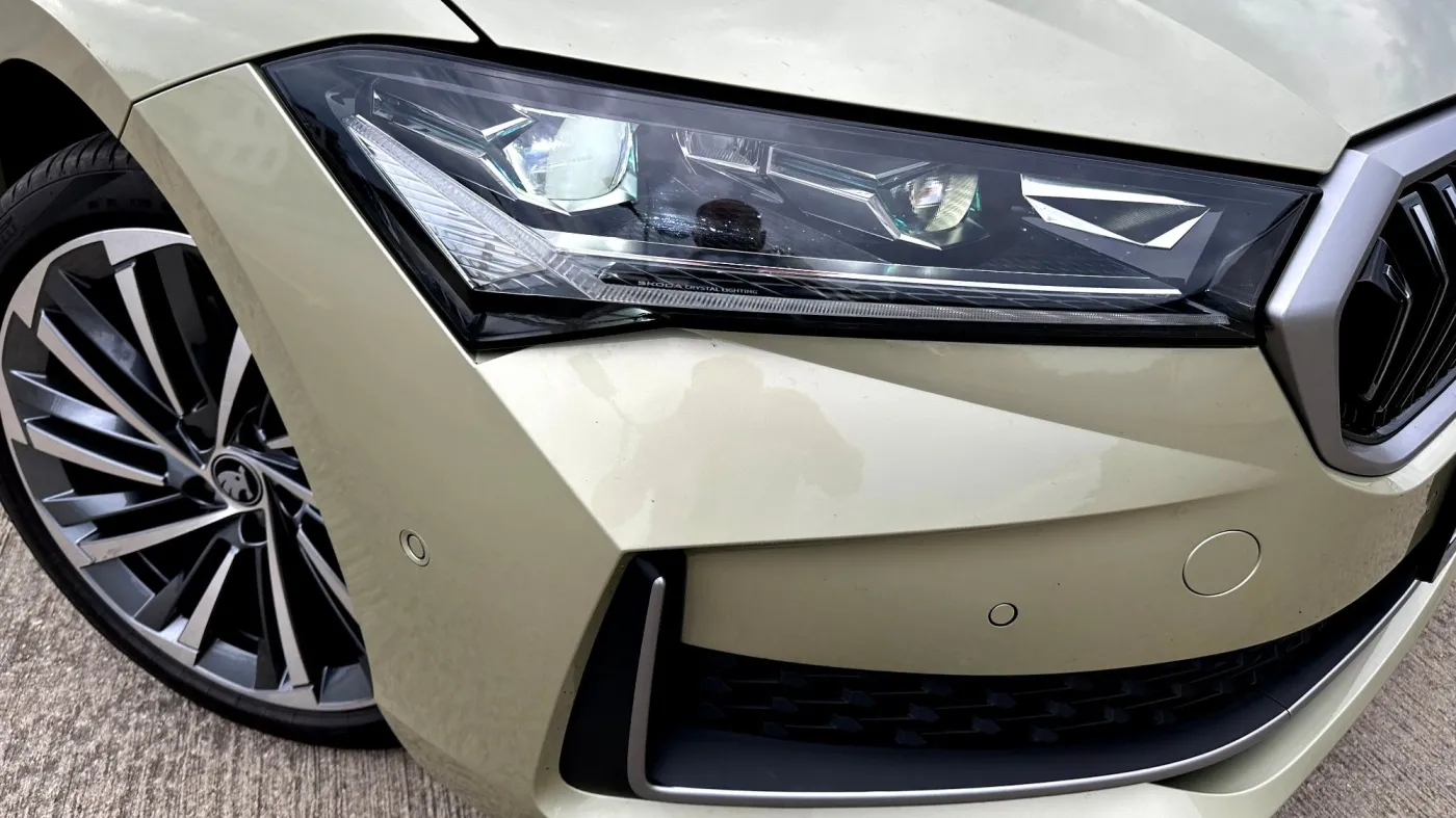 Nowa Skoda Superb Liftback z hybrydą plug-in 268 KM