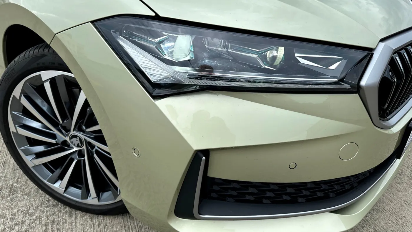 Nowa Skoda Superb Liftback z hybrydą plug-in 268 KM