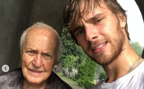 Maciej Musiał podaje przykład dziadka i apeluje do fanów: Ogarniemy to siedzenie w domach