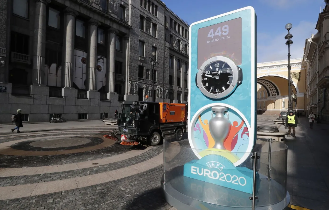 Zegar w Sankt Petersburgu odmierza czas do pzrełożonego Euro