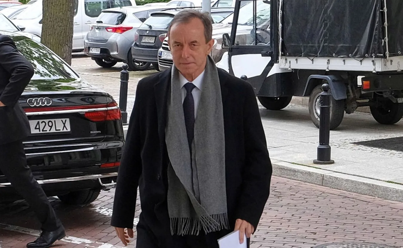 Marszałek Senatu Tomasz Grodzki w drodze na posiedzenie Senatu