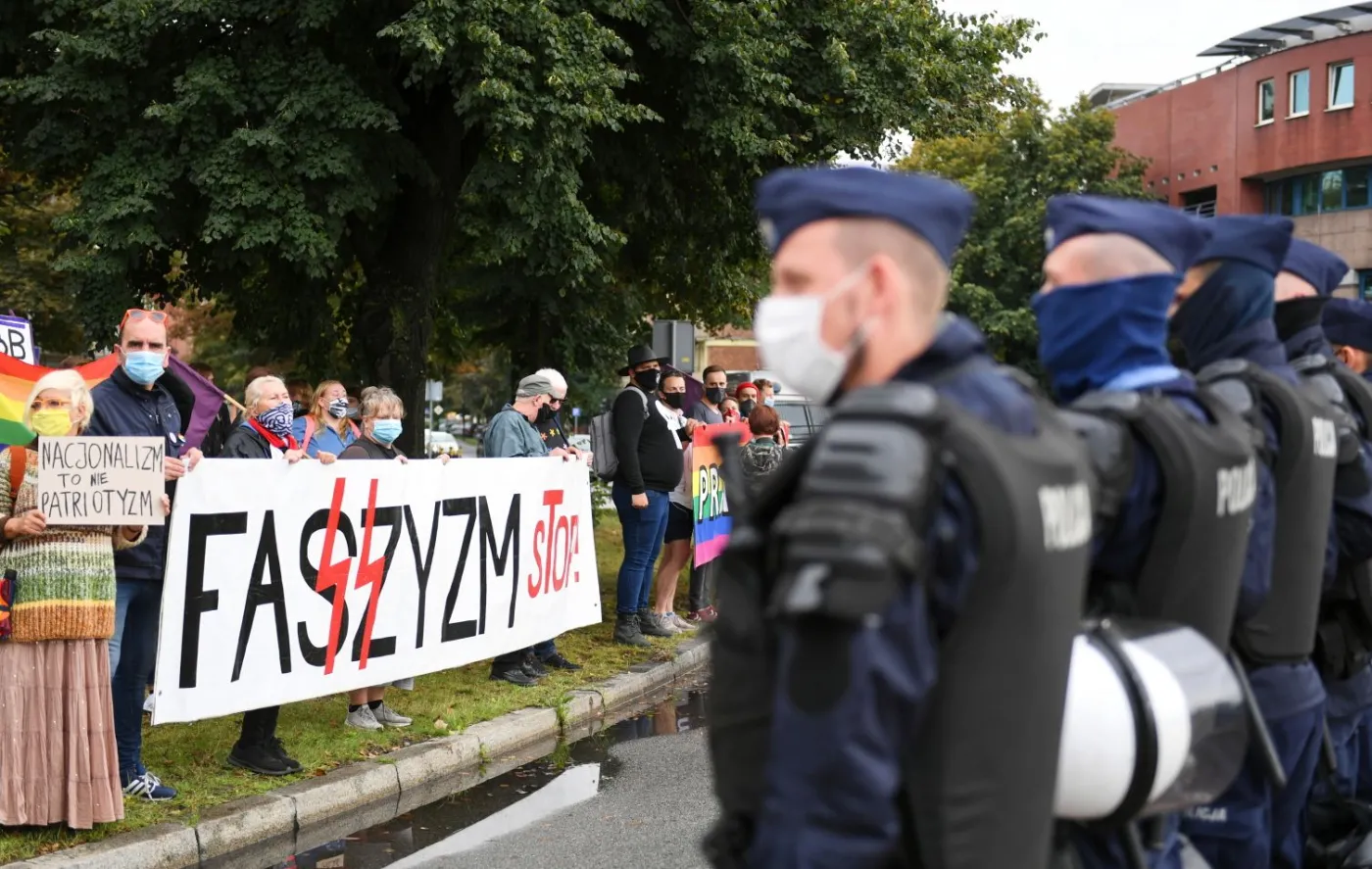 "Życie białych ma znaczenie” kontra "Precz z faszyzmem". Nacjonaliści maszerowali w Gdańsku