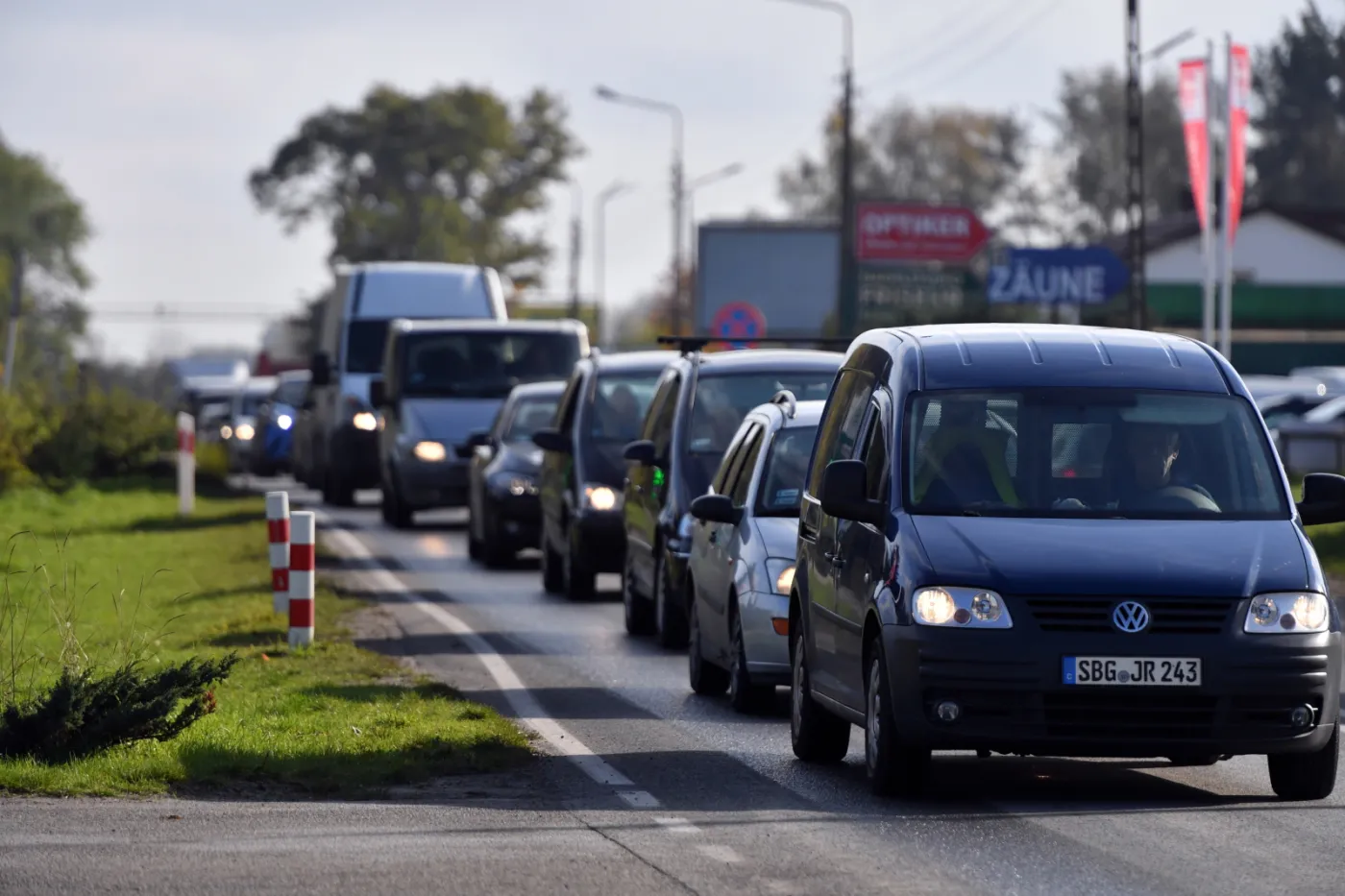 Niemcy wybrali się tłumnie na zakupy w Polsce. Wielkie korki na granicy