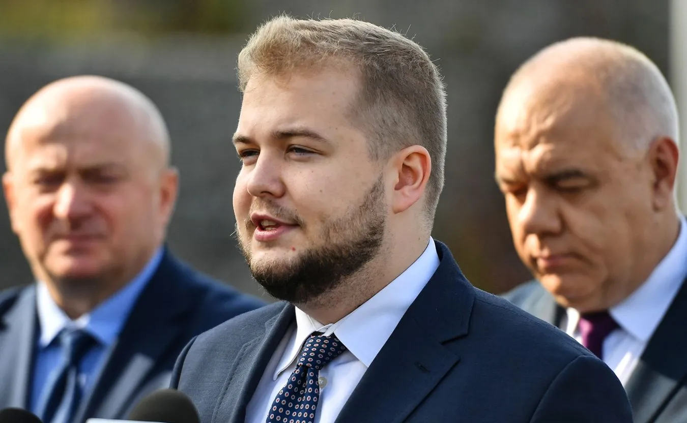 Potakiwanie ze zdaniem odrębnym. Młodzież garnie się do polityki