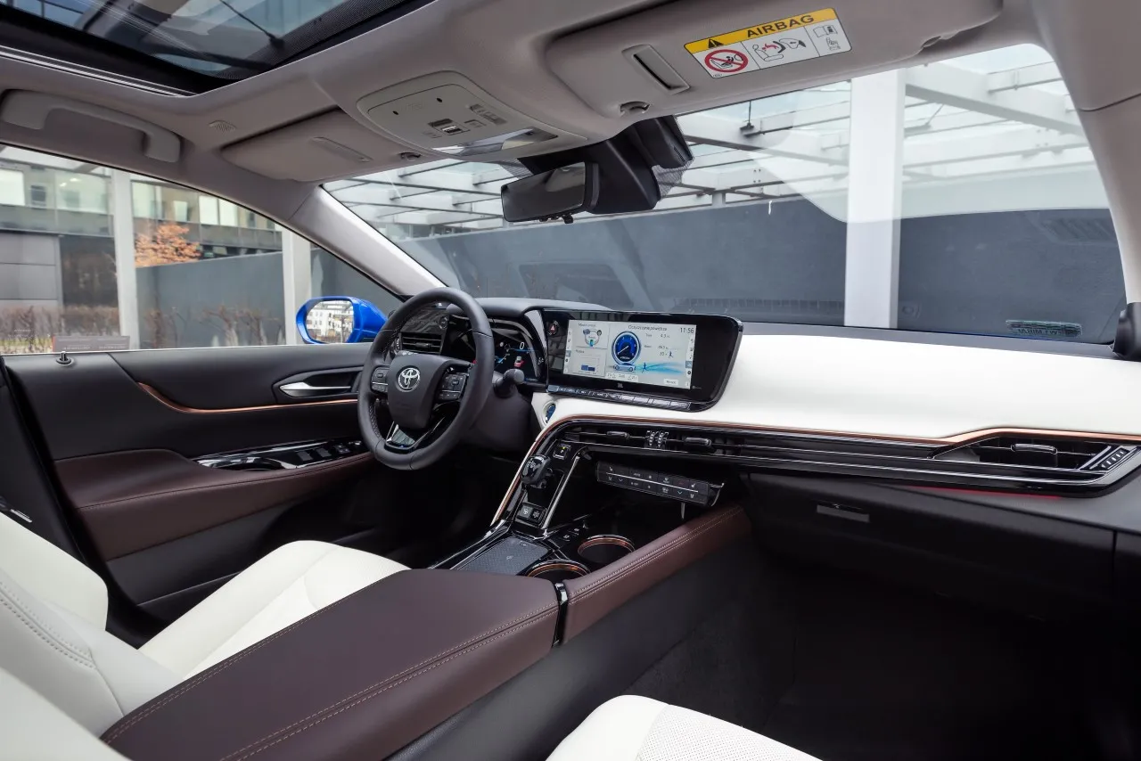 toyota-mirai-ii-czysci-powietrze-i-produkuje-wode-za-300-tys-zl-37087274.jpg